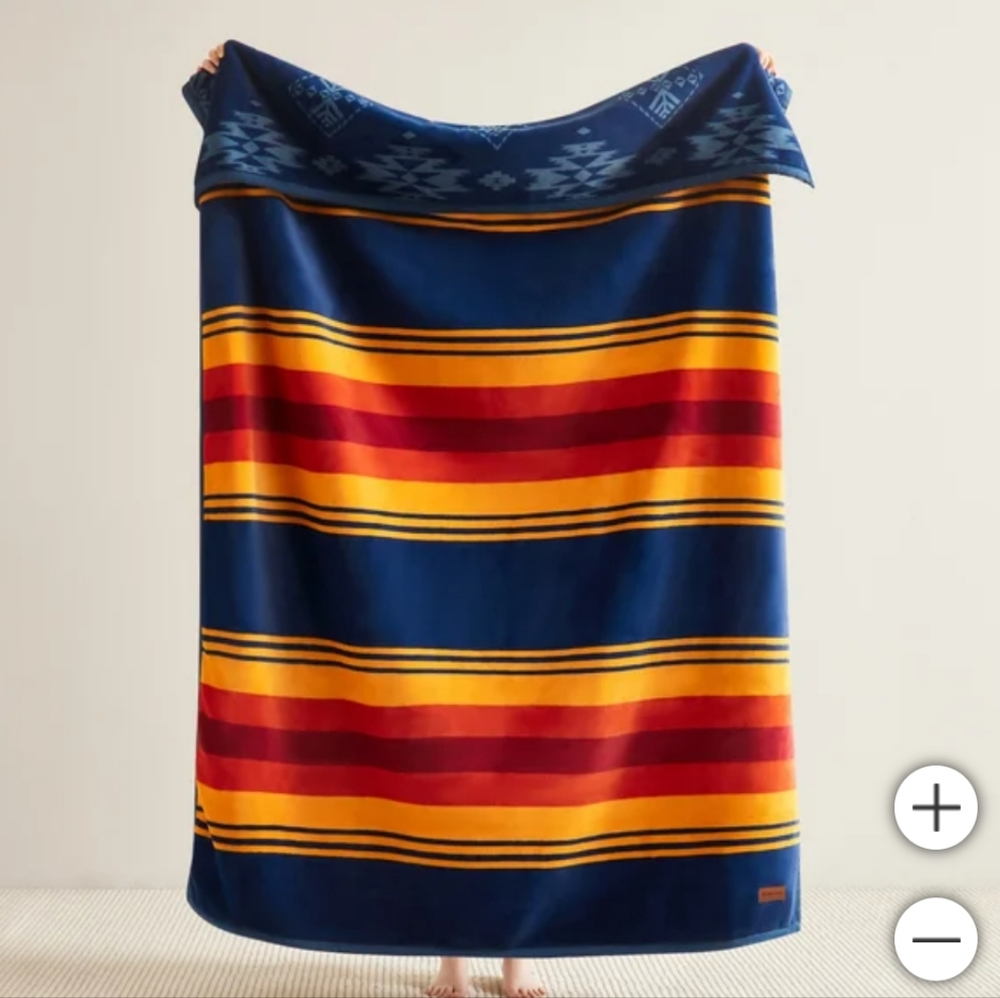 Pendleton Reversible Plush Throw, new - Picture 3 of 5